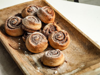 Τα πιο αφράτα cinnamon rolls: Η συνταγή που μοσχοβολά φθινόπωρο