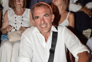 Νίκος Αλιάγας: Φόρεσε ξανά την παραδοσιακή φορεσιά και έπιασε τον χορό στο πανηγύρι της Αγίας Αγάθης στη Σταμνά