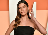 Το glass polka dot mani της Hailey Bieber δίνει την πιο γλυκιά ανατροπή στο naked nails trend