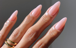 Είναι το «no-manicure manicure» της Céline Dion η πιο κομψή τάση νυχιών της σεζόν;