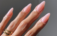 Είναι το «no-manicure manicure» της Céline Dion η πιο κομψή τάση νυχιών της σεζόν;
