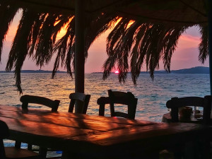 Δεν θα πας φέτος διακοπές σε νησί; 28 συνταγές φέρνουν τον νησιώτικο αέρα στην κουζίνα σου!