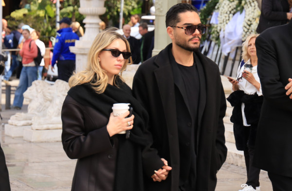 Γαρυφαλιά Καληφώνη: Δίχασε τις εκπομπές με την εμφάνισή της στην κηδεία της Μαρινέλλας - Ποιοι έδειξαν... επιείκεια;