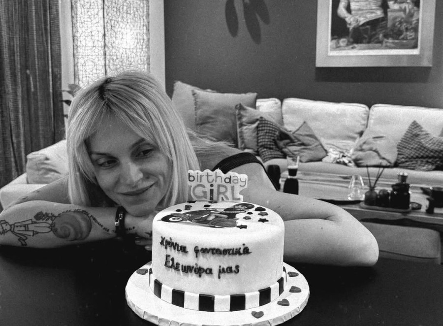 Ελεωνόρα Ζουγανέλη: Με κλαρίνα και νταούλια έσβησε (ξανά) κεράκια στο καμαρίνι της