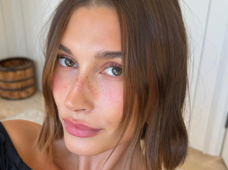 Σύμφωνα με την Hailey Bieber, το καφέ μολύβι ματιών είναι το νέο μαύρο