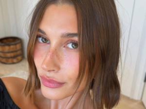 Σύμφωνα με την Hailey Bieber, το καφέ μολύβι ματιών είναι το νέο μαύρο