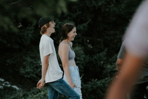 Friendships on pause: Γιατί κάποιοι ξεχνούν τους φίλους τους μόλις ερωτευτούν;
