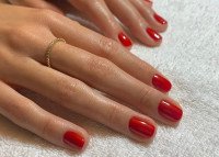 Το 2026, αυτή η απόχρωση του κόκκινου βερνικιού θα κάνει κάθε μανικιούρ πιο κομψό