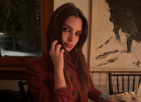 Emily Ratajkowski: Με συκώτι, μπλουζάκι με τον Ντέμη Ρούσσο και συλλεκτικό έργο του Γιάννη Γαΐτη τίμησε την Αθήνα