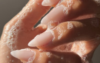 Τα Soap Pedicures είναι η διάφανη, γυαλιστερή τάση στα νύχια που κάνει τα πόδια να δείχνουν φυσικά πολυτελή