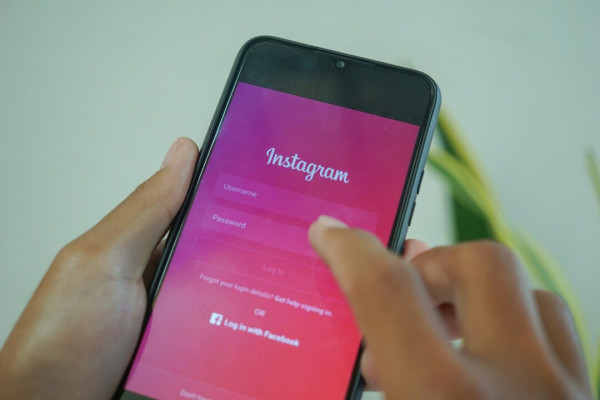 Οι φιλίες στην εποχή του Instagram είναι πιο εύθραυστες από ποτέ και αυτός είναι ο λόγος