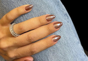 Τα Chocolate glazed nails είναι ο πιο γλυκός τρόπος να φορέσεις το καφέ αυτή τη σεζόν και μας το υπενθύμισε η Γαρυφαλιά Καληφώνη