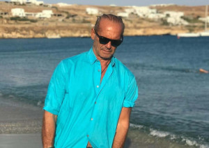 Πέτρος Κωστόπουλος: Η τρυφερή αγκαλιά με τον γιο του στο αεροδρόμιο και η ευχή για τη νέα του ζωή