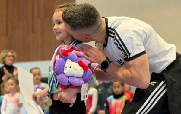 Πετρούνιας-Μιλλούση: Αγωνία και συγκίνηση στον πρώτο αγώνα της κόρης τους Σοφίας