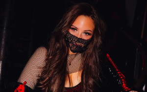 Eurovision 2026: Felicia Eriksson: Το μυστικό πίσω από τη μάσκα που φοράει, η νοσηλεία κι η επαναφορά