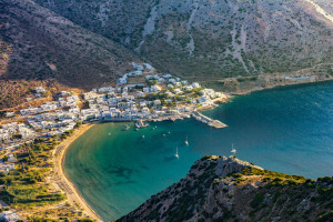 Σίφνος: Το κυκλαδίτικο νησί που επιλέγουν διάσημοι για χαλάρωση και ηρεμία