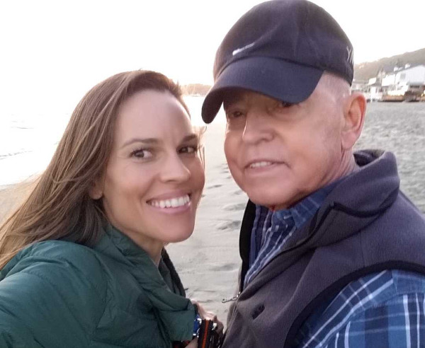 Hilary Swank: Η εποχή που θυσίασε την καριέρα της για να συμπαρασταθεί στον άρρωστο πατέρα της που είχε εγκαταλείψει την οικογένειά της