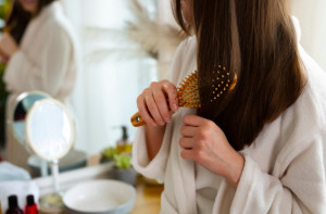 Αυτά τα τρία σημάδια δείχνουν ότι πρέπει να αλλάξετε αμέσως τη βούρτσα των μαλλιών σας