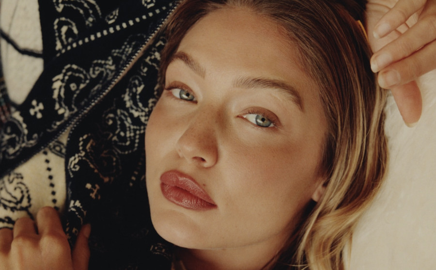 Η αγαπημένη makeup artist των celebrities μας έπεισε να χρησιμοποιήσουμε το ρουζ μας ως color corrector