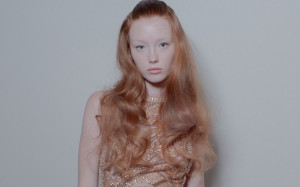 Εμβληματικό χτένισμα των 2000s, το baby grand pony, επιστρέφει δυναμικά την άνοιξη του 2026