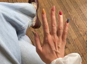 Το καλύτερο χρώμα μανικιούρ για τις γιορτές που έρχονται είναι… όλα!