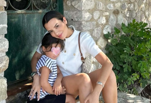 Η Νικολέττα Ράλλη στην πρώτη συναυλία με την κόρη της: Χαμόγελα, μουσική και μία παγωμένη μπίρα