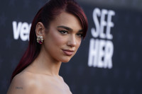 Η Dua Lipa έδωσε το απόλυτο καλοκαιρινό twist στο κλασικό γαλλικό μανικιούρ της με το πιο hot print της σεζόν