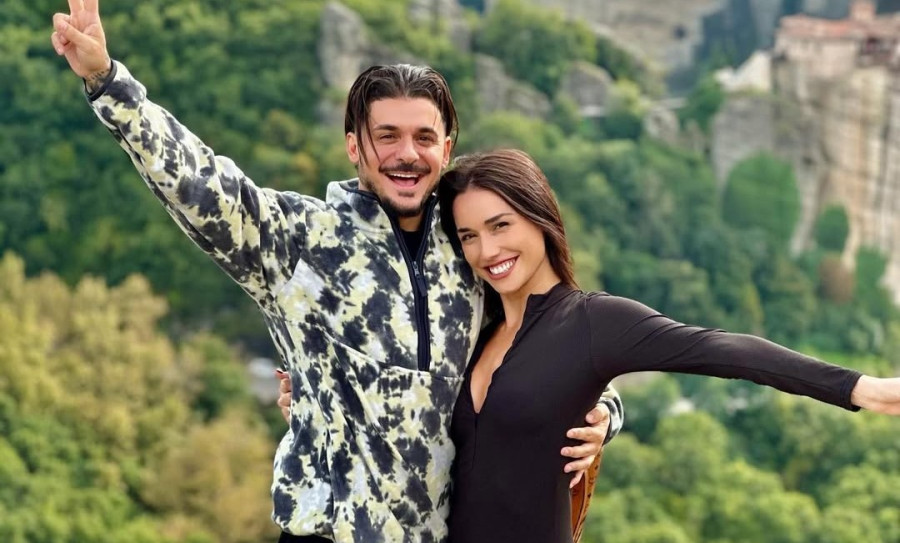 Stan: Ο τρόπος που μιλάει για τον καρμικό έρωτα με τη σύζυγό του είναι το απόλυτο couples goal