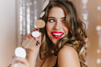 Η Λεάννα Μάρκογλου σού δείχνει το απόλυτο glam μακιγιάζ για την Πρωτοχρονιά