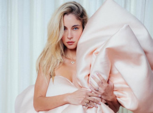 Η Δούκισσα Νομικού σού δείχνει πώς να κάνεις το σωστό layering στα κοσμήματά σου για ένα καθημερινό look