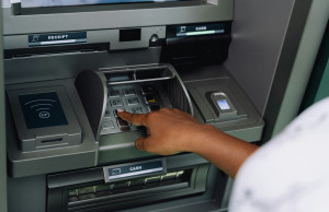 Αναλήψεις μετρητών: Τι αλλάζει από σήμερα; Τι ισχύει για τις χρεώσεις στα ΑΤΜ;