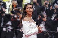 Η Leïla Bekhti αλλάζει look στα César: Το κυματιστό καρέ με πλαϊνή χωρίστρα προκαλεί ήδη αίσθηση