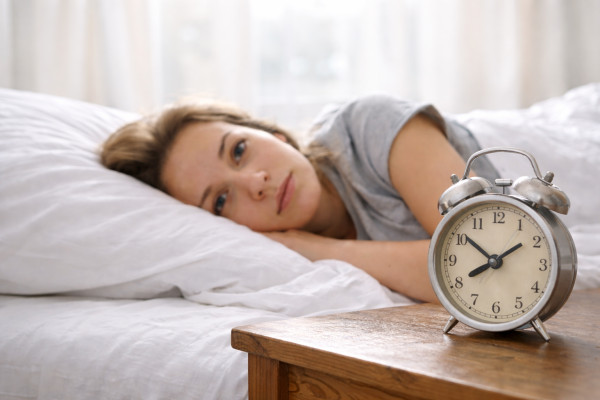 Γιατί ανοίγουμε τα μάτια μας 5 λεπτά πριν χτυπήσει το ξυπνητήρι; Υπάρχει εξήγηση