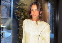 Rainbow confetti nails: Η Dua Lipa υιοθετεί ένα πολύχρωμο nail art ιδανικό για να γιορτάσετε τη νέα χρονιά