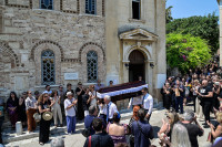 Γεράσιμος Μιχελής: Το στεφάνι του Παρά Πέντε που ράγισε καρδιές στην κηδεία του καλύτερου "κακού" στην Πλάκα