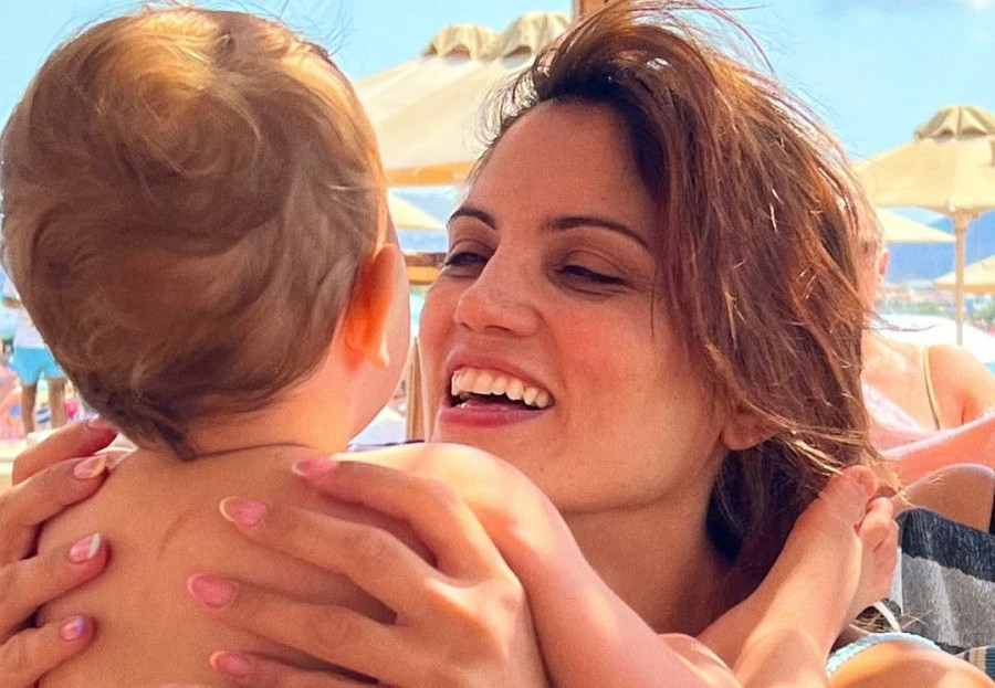 Μαίρη Συνατσάκη: Αποχαιρέτησε τον Αύγουστο μιλώντας για τη γονεϊκή παράνοια και... το αλμυρό πιτσίνι της!