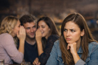 5+1 τρόποι να καταλάβεις αν κάποιος από την παρέα σου σε «θάβει» πίσω από την πλάτη σου