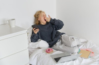 3 πράγματα που πρέπει να κάνεις το πρωί μόλις ξυπνήσεις (αντί να κοιτάξεις το κινητό σου) για να ξεκινήσεις τη μέρα με περισσότερη ενέργεια