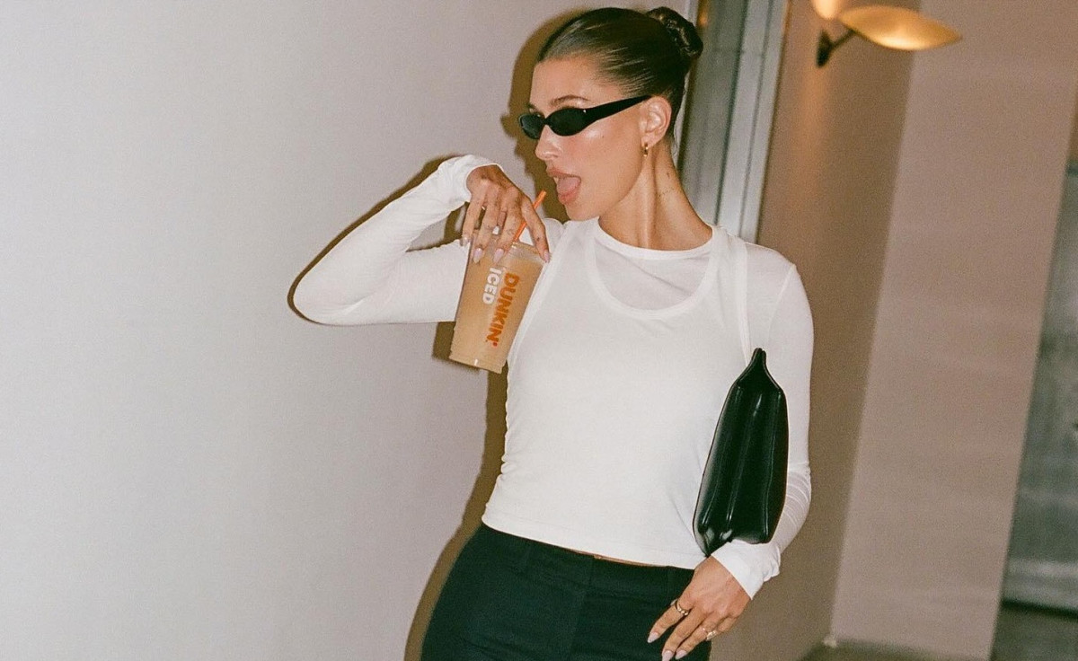 Blush στα μάτια και μολύβι στη μύτη: Η Hailey Bieber αποκαλύπτει το «bottom of the bag» makeup της