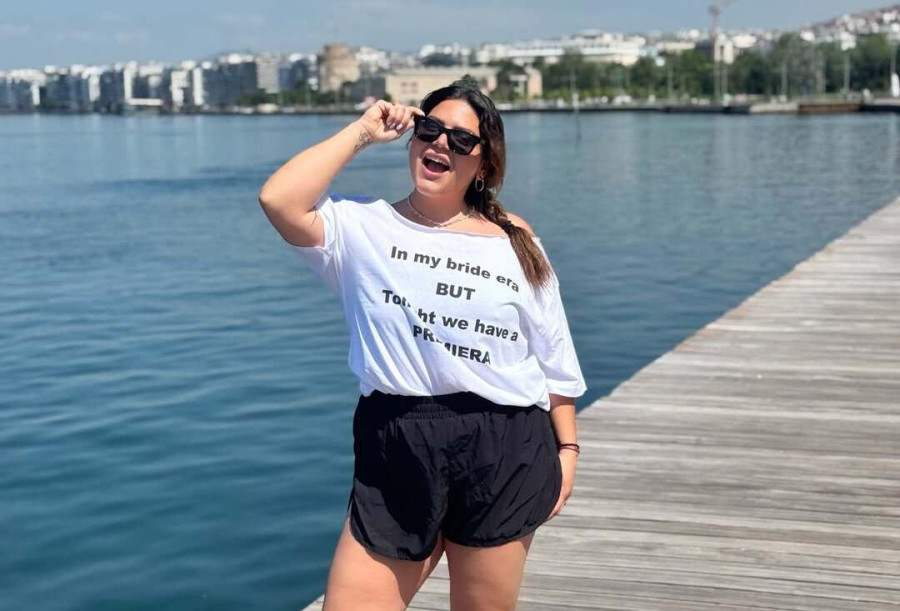 Δανάη Μπάρκα: Έκανε check in στη Λεμεσό με μαύρο ολόσωμο μαγιό και check out από κάθε άγχος