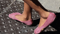 Τι είναι τα «goofy shoes», αυτά τα παράξενα παπούτσια που οι fashion addicts λατρεύουν το 2026;