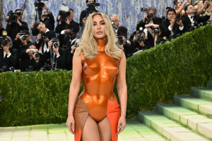Η Kim Kardashian μοιράζεται ένα βίντεο που δεν είχε δει ποτέ κανείς από βόλτα με τον σύντροφό της, Lewis Hamilton