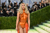 Η Kim Kardashian μοιράζεται ένα βίντεο που δεν είχε δει ποτέ κανείς από βόλτα με τον σύντροφό της, Lewis Hamilton