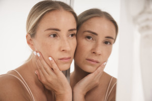 «Inflammaging»: Το σιωπηλό φαινόμενο που επιταχύνει τη γήρανση του δέρματος