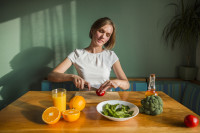 Νηστεία με 800 θερμίδες την ημέρα, πολυτελές retreat… Τι ακριβώς είναι η detox διατροφή της Iris Mittenaere που έχει προκαλέσει σάλο στα social media;