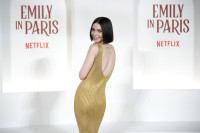 Το Emily in Paris υιοθετεί το πιο hot fashion trend