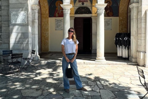 Ευγενία Νιάρχου: Ποζάρει ανάμεσα στις προτομές του παππού και του προπάππου της στο πατρογονικό χωριό των Νιάρχων