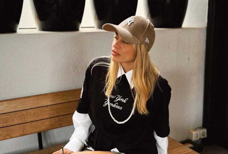 Κόνι Μεταξά: Τραγουδά το «Χωρίς Εσένα» ενώ βάζει ρουζ και κάνει το heartbreak να μοιάζει με beauty tutorial