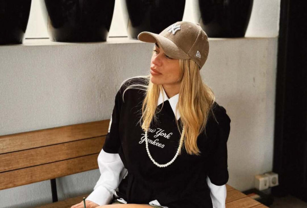 Κόνι Μεταξά: Τραγουδά το «Χωρίς Εσένα» ενώ βάζει ρουζ και κάνει το heartbreak να μοιάζει με beauty tutorial