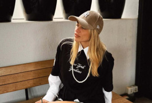 Κόνι Μεταξά: Τραγουδά το «Χωρίς Εσένα» ενώ βάζει ρουζ και κάνει το heartbreak να μοιάζει με beauty tutorial